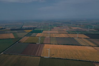 Yeşil alanda rüzgar santrali. Temiz enerji geleceği. Yukarıdan görüntü. Ukrayna 'da Enerji.