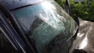 Araba kontrolünü kaybetti ve yoldan çıktı. Transformatör kabiniyle kafa kafaya çarpışma. Ciddi bir kaza..