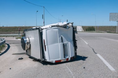 Trafik kazası. Otobanda devrilmiş bir araba. Araçta ciddi hasar var. Ayrıntıları kapat..