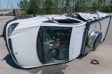 Trafik kazası. Otobanda devrilmiş bir araba. Araçta ciddi hasar var. Ayrıntıları kapat..