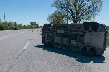 Trafik kazası. Otobanda devrilmiş bir araba. Araçta ciddi hasar var. Ayrıntıları kapat..