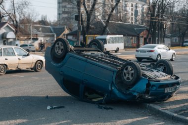 Trafik kazası. Otobanda devrilmiş bir araba. Araçta ciddi hasar var. Ayrıntıları kapat..