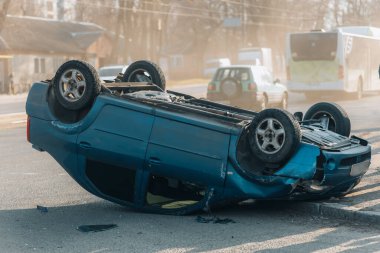 Trafik kazası. Otobanda devrilmiş bir araba. Araçta ciddi hasar var. Ayrıntıları kapat..