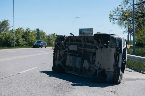 Trafik kazası. Otobanda devrilmiş bir araba. Araçta ciddi hasar var. Ayrıntıları kapat..