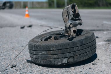 Araba sürerken yolda bir tekerlek koptu. Detaylar, yakın plan. Araba tekerleği. Ciddi bir kaza.