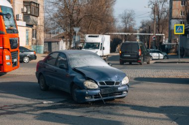 Bir şehir caddesinde iki arabanın karıştığı bir kaza meydana geldi. Hasarlı arabalar. Ciddi bir kaza. Arabalardan biri devrilmiş..