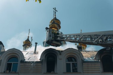 Kutsal şefaat kilisesinde yangın. Kilisede duman var. Din. Kurtarma ekipleri yangını söndürüyor. Acil servis.