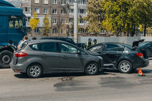 Otoyolda bir araba çarpıştı. Ciddi bir kaza. Yoldaki trafik kazaları. Trafik sıkışık. Yolda sigorta olayı.