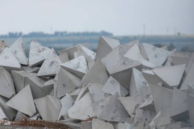 Beton piramitler. Ejderha dişleri. Tanklar için koruma ve tuzak. Savunma tahkimatı. Tanksavar tümsekleri. Savunma yap. Savaş.