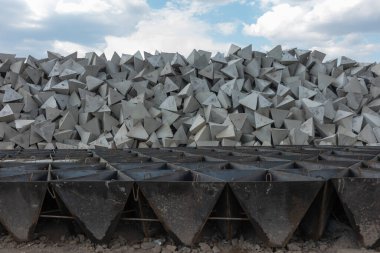 Savunma için ejderha dişi yapıyorum. Beton piramitler. Tanklar için koruma ve tuzak. Savunma tahkimatı. Tanksavar tümsekleri. Savaş.