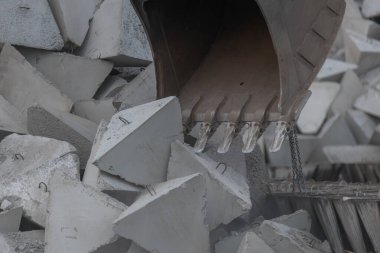 Savunma için ejderha dişlerini yükleyip taşıyorum. Beton piramitler. Tanklar için koruma ve tuzak. Savunma tahkimatı. Tanksavar tümsekleri. Savaş.