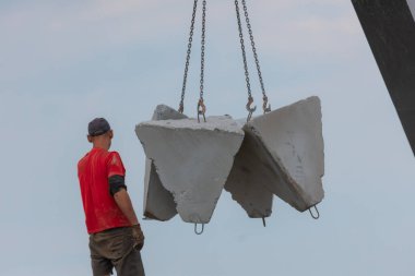 Savunma için ejderha dişlerini yükleyip taşıyorum. Beton piramitler. Tanklar için koruma ve tuzak. Savunma tahkimatı. Tanksavar tümsekleri. Savaş.