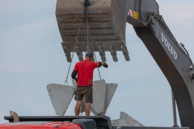 Savunma için ejderha dişlerini yükleyip taşıyorum. Beton piramitler. Tanklar için koruma ve tuzak. Savunma tahkimatı. Tanksavar tümsekleri. Savaş.