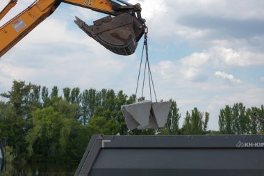 Savunma için ejderha dişlerini yükleyip taşıyorum. Beton piramitler. Tanklar için koruma ve tuzak. Savunma tahkimatı. Tanksavar tümsekleri. Savaş.