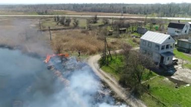 Yangından sonra yanmış tarla. Tarlada kuru çim yanıkları var. İnsan ihmalinin üzücü sonuçları. Ateşle. Drone görünümü