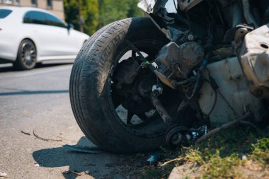 Araba bir sokak lambasına çarptı. Araba kazası. Yakın plan. Şehirdeki trafik kazası. Yırtılmış tekerlek.