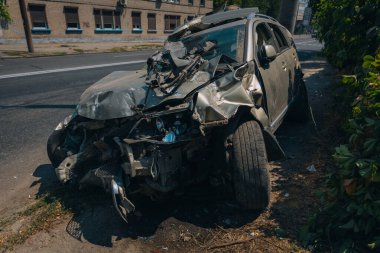 Araba bir sokak lambasına çarptı. Araba kazası. Yakın plan. Şehirdeki trafik kazası. Yırtılmış tekerlek.