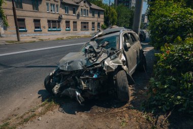 Araba bir sokak lambasına çarptı. Araba kazası. Yakın plan. Şehirdeki trafik kazası. Yırtılmış tekerlek.