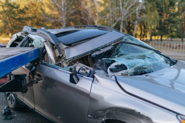 Otoyolda bir araba çarpıştı. Ciddi bir kaza. Yoldaki trafik kazaları. Kırık ön cam. Araba bir kamyonun karavanının altında uçtu. Trafik sıkışık. Sigorta davası yolda.