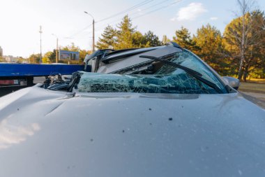 Otoyolda bir araba çarpıştı. Ciddi bir kaza. Yoldaki trafik kazaları. Kırık ön cam. Araba bir kamyonun karavanının altında uçtu. Trafik sıkışık. Sigorta davası yolda.