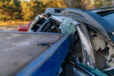 Otoyolda bir araba çarpıştı. Ciddi bir kaza. Yoldaki trafik kazaları. Kırık ön cam. Araba bir kamyonun karavanının altında uçtu. Trafik sıkışık. Sigorta davası yolda.