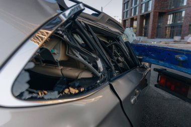 Otoyolda bir araba çarpıştı. Ciddi bir kaza. Yoldaki trafik kazaları. Kırık ön cam. Araba bir kamyonun karavanının altında uçtu. Trafik sıkışık. Sigorta davası yolda.