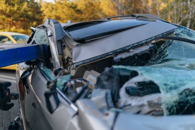 Otoyolda bir araba çarpıştı. Ciddi bir kaza. Yoldaki trafik kazaları. Kırık ön cam. Araba bir kamyonun karavanının altında uçtu. Trafik sıkışık. Sigorta davası yolda.