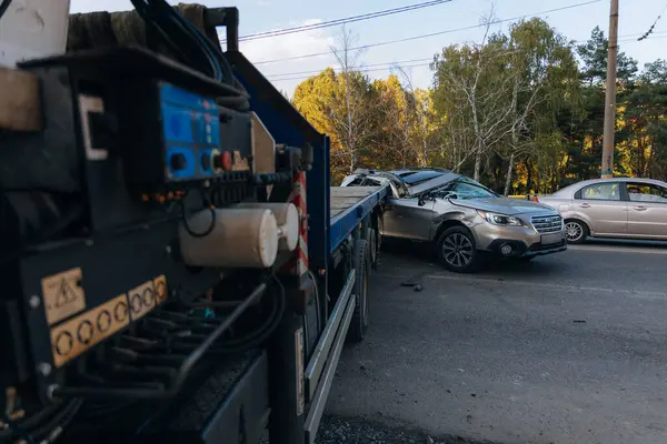 Otoyolda bir araba çarpıştı. Ciddi bir kaza. Yoldaki trafik kazaları. Kırık ön cam. Araba bir kamyonun karavanının altında uçtu. Trafik sıkışık. Sigorta davası yolda.