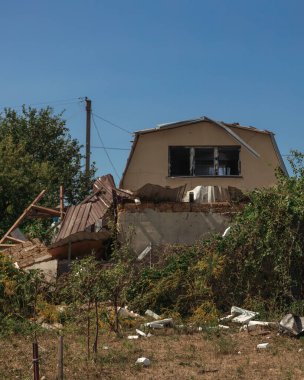 Sivillerin bombalanması. Askeri saldırganlık. Dnepr şehrine yapılan düşman saldırısının sonuçları. Mahvolmuş meskenler. Özel evlerin kalıntıları. Bombardımanın sonuçları. Rusya Ukrayna savaşı
