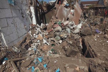 Sivillerin bombalanması. Askeri saldırganlık. Dnepr şehrine yapılan düşman saldırısının sonuçları. Mahvolmuş meskenler. Özel evlerin kalıntıları. Bombardımanın sonuçları. Rusya Ukrayna savaşı