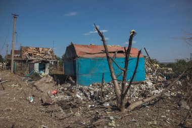 Sivillerin bombalanması. Askeri saldırganlık. Dnepr şehrine yapılan düşman saldırısının sonuçları. Mahvolmuş meskenler. Özel evlerin kalıntıları. Bombardımanın sonuçları. Rusya Ukrayna savaşı