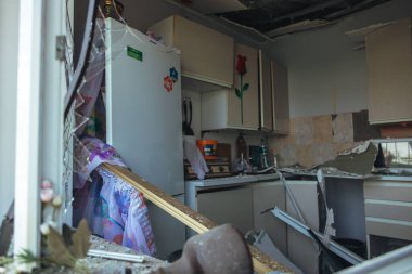 Sivillerin bombalanması. Askeri saldırganlık. Dnepr şehrine yapılan düşman saldırısının sonuçları. Mahvolmuş meskenler. Özel evlerin kalıntıları. Bombardımanın sonuçları. Rusya Ukrayna savaşı