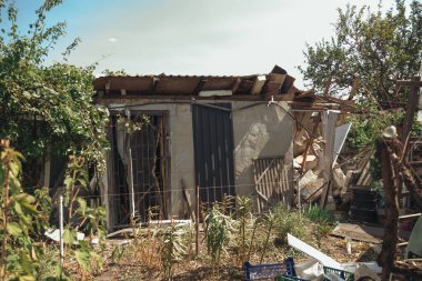 Sivillerin bombalanması. Askeri saldırganlık. Dnepr şehrine yapılan düşman saldırısının sonuçları. Mahvolmuş meskenler. Özel evlerin kalıntıları. Bombardımanın sonuçları. Rusya Ukrayna savaşı