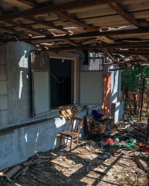 Sivillerin bombalanması. Askeri saldırganlık. Dnepr şehrine yapılan düşman saldırısının sonuçları. Mahvolmuş meskenler. Özel evlerin kalıntıları. Bombardımanın sonuçları. Rusya Ukrayna savaşı