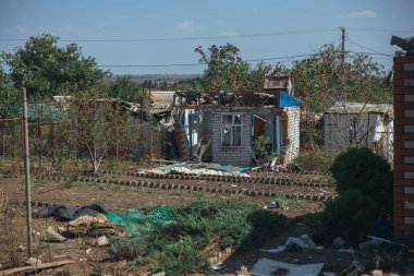 Sivillerin bombalanması. Askeri saldırganlık. Dnepr şehrine yapılan düşman saldırısının sonuçları. Mahvolmuş meskenler. Özel evlerin kalıntıları. Bombardımanın sonuçları. Rusya Ukrayna savaşı