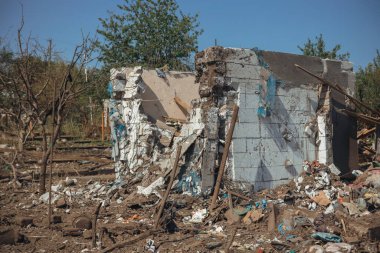 Sivillerin bombalanması. Askeri saldırganlık. Dnepr şehrine yapılan düşman saldırısının sonuçları. Mahvolmuş meskenler. Özel evlerin kalıntıları. Bombardımanın sonuçları. Rusya Ukrayna savaşı