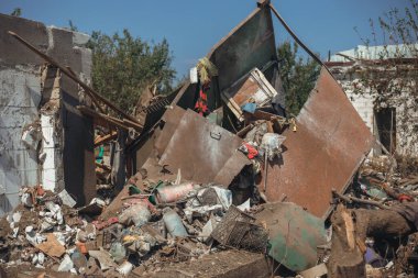 Sivillerin bombalanması. Askeri saldırganlık. Dnepr şehrine yapılan düşman saldırısının sonuçları. Mahvolmuş meskenler. Özel evlerin kalıntıları. Bombardımanın sonuçları. Rusya Ukrayna savaşı