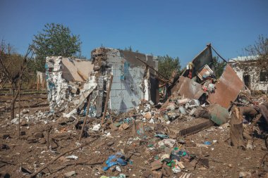 Sivillerin bombalanması. Askeri saldırganlık. Dnepr şehrine yapılan düşman saldırısının sonuçları. Mahvolmuş meskenler. Özel evlerin kalıntıları. Bombardımanın sonuçları. Rusya Ukrayna savaşı