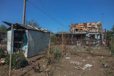 Sivillerin bombalanması. Askeri saldırganlık. Dnepr şehrine yapılan düşman saldırısının sonuçları. Mahvolmuş meskenler. Özel evlerin kalıntıları. Bombardımanın sonuçları. Rusya Ukrayna savaşı