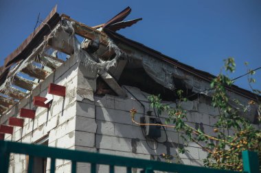 Sivillerin bombalanması. Askeri saldırganlık. Dnepr şehrine yapılan düşman saldırısının sonuçları. Mahvolmuş meskenler. Özel evlerin kalıntıları. Bombardımanın sonuçları. Rusya Ukrayna savaşı