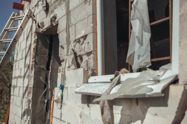 Sivillerin bombalanması. Askeri saldırganlık. Dnepr şehrine yapılan düşman saldırısının sonuçları. Mahvolmuş meskenler. Özel evlerin kalıntıları. Bombardımanın sonuçları. Rusya Ukrayna savaşı