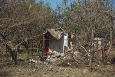Sivillerin bombalanması. Askeri saldırganlık. Dnepr şehrine yapılan düşman saldırısının sonuçları. Mahvolmuş meskenler. Özel evlerin kalıntıları. Bombardımanın sonuçları. Rusya Ukrayna savaşı