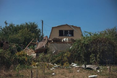 Sivillerin bombalanması. Askeri saldırganlık. Dnepr şehrine yapılan düşman saldırısının sonuçları. Mahvolmuş meskenler. Özel evlerin kalıntıları. Bombardımanın sonuçları. Rusya Ukrayna savaşı