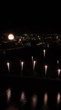 Ukrayna 'nın Dnepr şehrindeki havai fişeklerin kuş bakışı görüntüsü. Avrupa 'da bir nehrin üzerinde gökyüzündeki renkli ışıklar. Piksel dokusu. Havai fişek gösterisi. Hava görüntüsü. Havai fişekler..