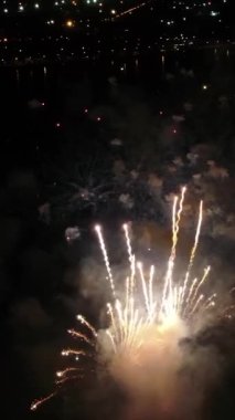 Ukrayna 'nın Dnepr şehrindeki havai fişeklerin kuş bakışı görüntüsü. Avrupa 'da bir nehrin üzerinde gökyüzündeki renkli ışıklar. Piksel dokusu. Havai fişek gösterisi. Hava görüntüsü. Havai fişekler..