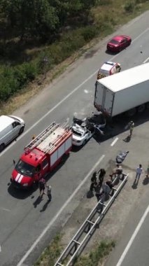 Kamyon ve araba otoyolda çarpıştı. Güçlü bir kaza. Yoldaki trafik kazaları. Yukarıdan bak. Trafik sıkışık.. 