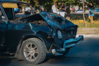 Araba otoyolda çarpıştı. Ciddi bir kaza. Yoldaki trafik kazaları. Trafik sıkışık. Sigorta etkinliği yolda. Yolcu vagonu.
