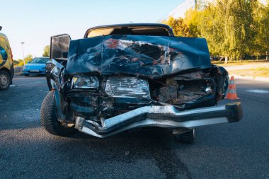 Araba otoyolda çarpıştı. Ciddi bir kaza. Yoldaki trafik kazaları. Trafik sıkışık. Sigorta etkinliği yolda. Yolcu vagonu.