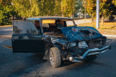 Araba otoyolda çarpıştı. Ciddi bir kaza. Yoldaki trafik kazaları. Trafik sıkışık. Sigorta etkinliği yolda. Yolcu vagonu.