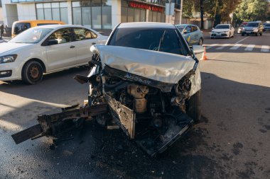 Otoyolda iki araba çarpıştı. Ciddi bir kaza. Sonbaharda yolda trafik kazaları. Mantar. Yolda sigortalı bir olay. Yakın plan..